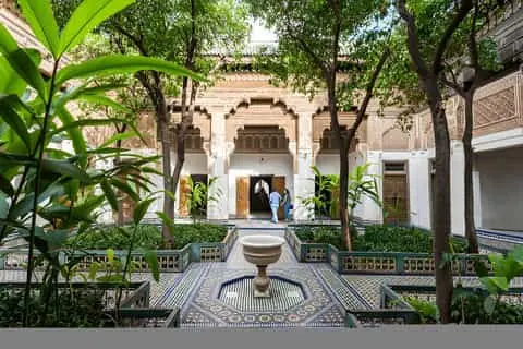 Wunderschöner Innenhof eines traditionellen Riads in Marokko
