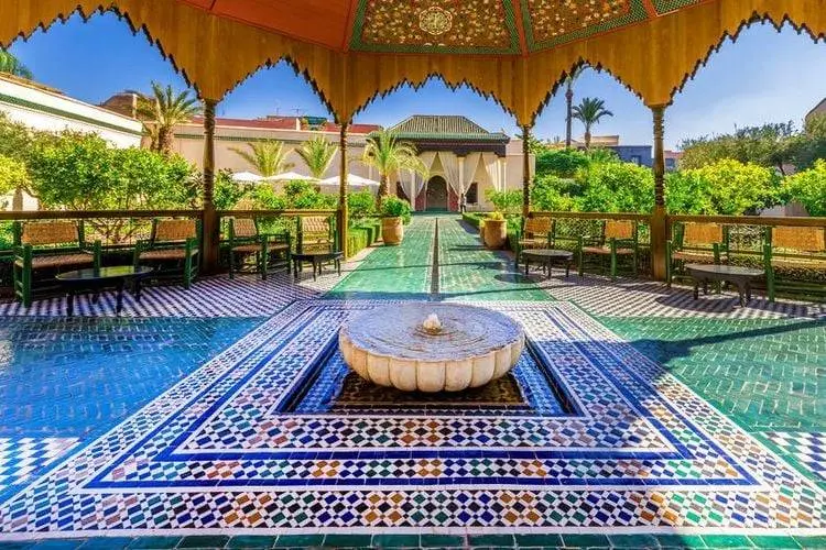 Traditioneller Brunnen und Mosaik im Riad in Marokko